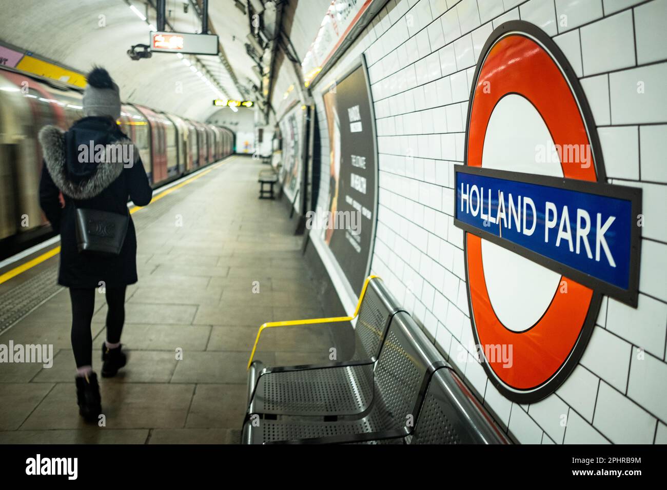 Londres - janvier 2023 : station de métro Holland Park sur la Circle Line à West London Banque D'Images
