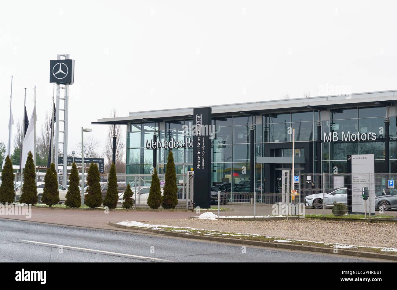 Poznan, Pologne - 25 janvier 2023: Mercedes Benz salle d'exposition de voiture, à côté derrière une clôture en maille sont de nouvelles voitures. Banque D'Images