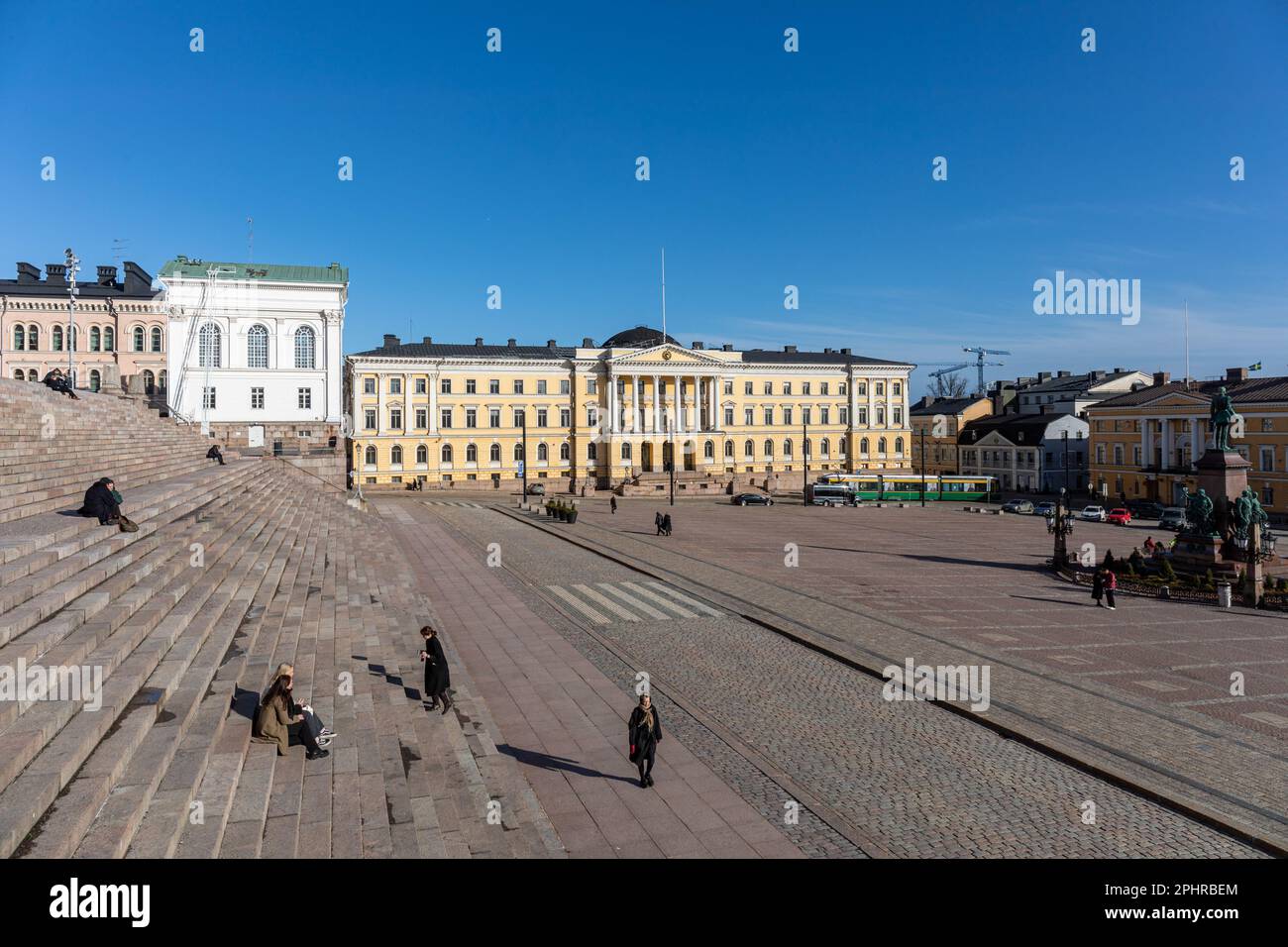 Marches de la cathédrale d'Helsinki, Palais du Gouvernement et place du Sénat lors d'une journée de printemps ensoleillée dans le quartier Kruununhaka d'Helsinki, en Finlande Banque D'Images