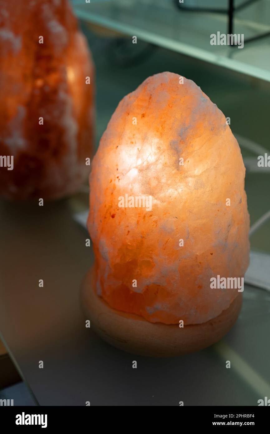 Lampe au sel de l'Himalaya, lanterne en cristal de sel rose, lampe au sel brillant avec effet de guérison, concept de médecine alternative Banque D'Images