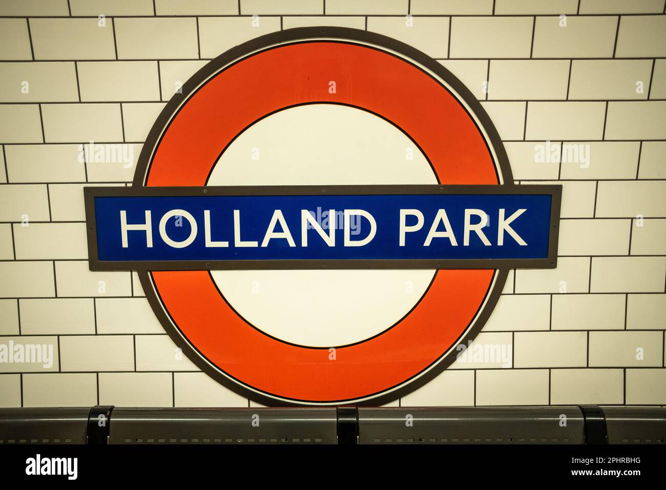 Londres - janvier 2023 : station de métro Holland Park sur la Circle Line à West London Banque D'Images