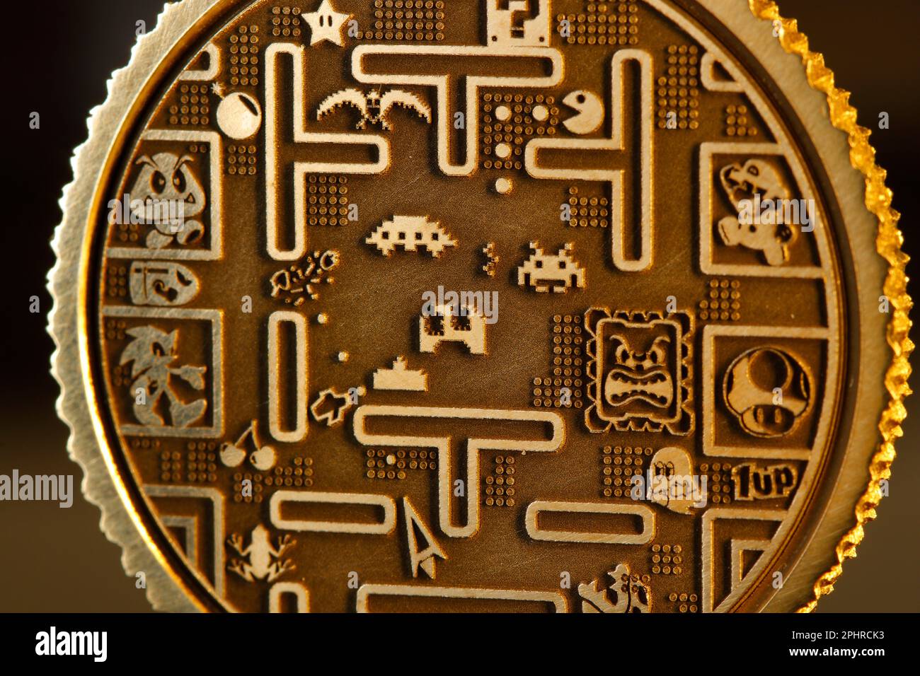 Une pièce de jeu rétro sur mesure avec Sega, Nintendo et Atari Legends PAC Man, Space Invaders, Sonic the Hegehog, Super Mario & Frogger & Donkey Kong Banque D'Images