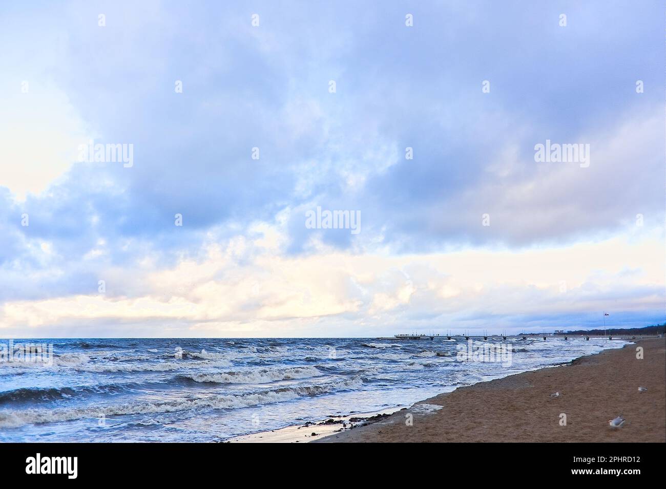 Belle journée venteuse sur la plage de Kołobrzeg, Pologne. Banque D'Images