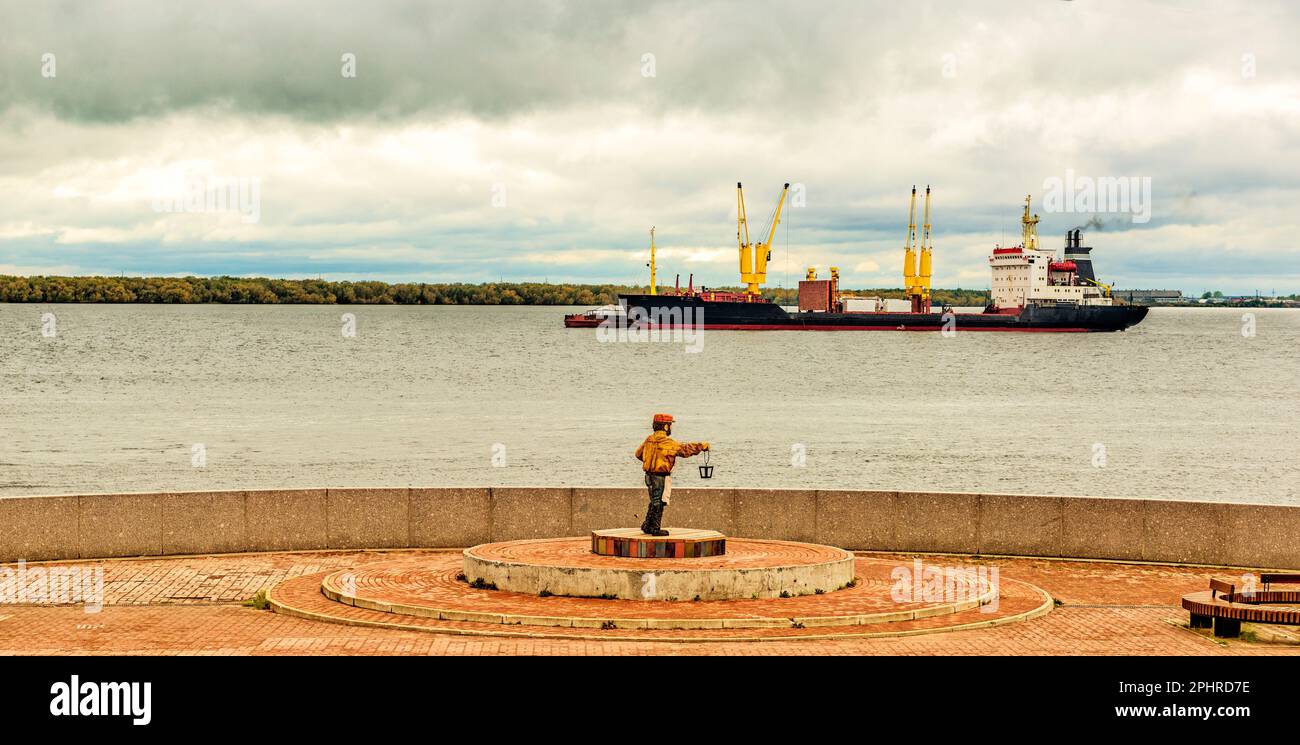 Un navire de cargaison sèche se déplace le long de la rivière Dvina du Nord Banque D'Images