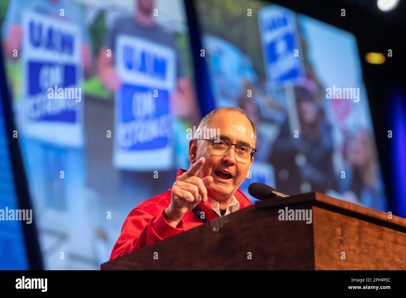 Detroit, Michigan, États-Unis. 29th mars 2023. Le président des travailleurs Unis de l'automobile, Shawn Fain, prend la parole à la fin de la convention de négociation de l'UAW. La convention a fixé les priorités pour les négociations de contrat de cette année avec les constructeurs automobiles de Detroit. Crédit : Jim West/Alay Live News Banque D'Images