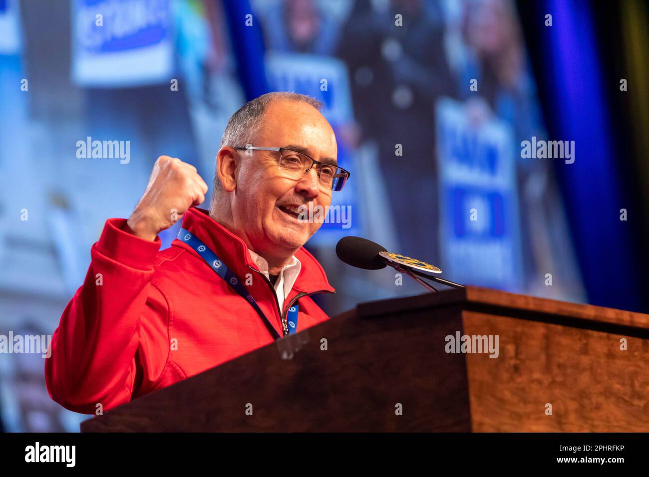 Detroit, Michigan, États-Unis. 29th mars 2023. Le président des travailleurs Unis de l'automobile, Shawn Fain, prend la parole à la fin de la convention de négociation de l'UAW. La convention a fixé les priorités pour les négociations de contrat de cette année avec les constructeurs automobiles de Detroit. Crédit : Jim West/Alay Live News Banque D'Images