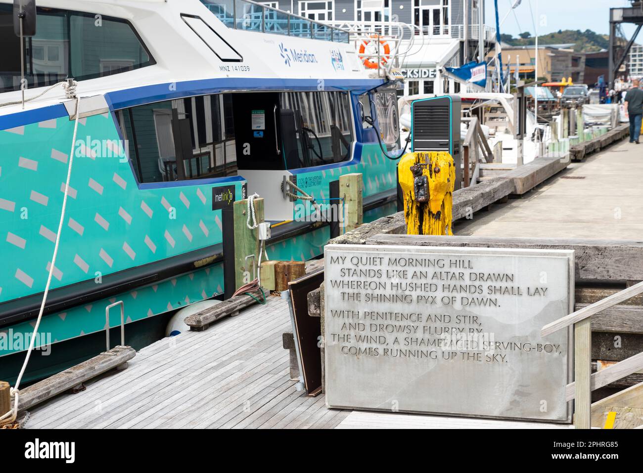 IKA Rere, Flying Fish, catamaran électrique à Queens Wharf, dans la zone portuaire de Wellington, Nouvelle-Zélande. Le poème d'Acollante d'Eileen Duggan Banque D'Images