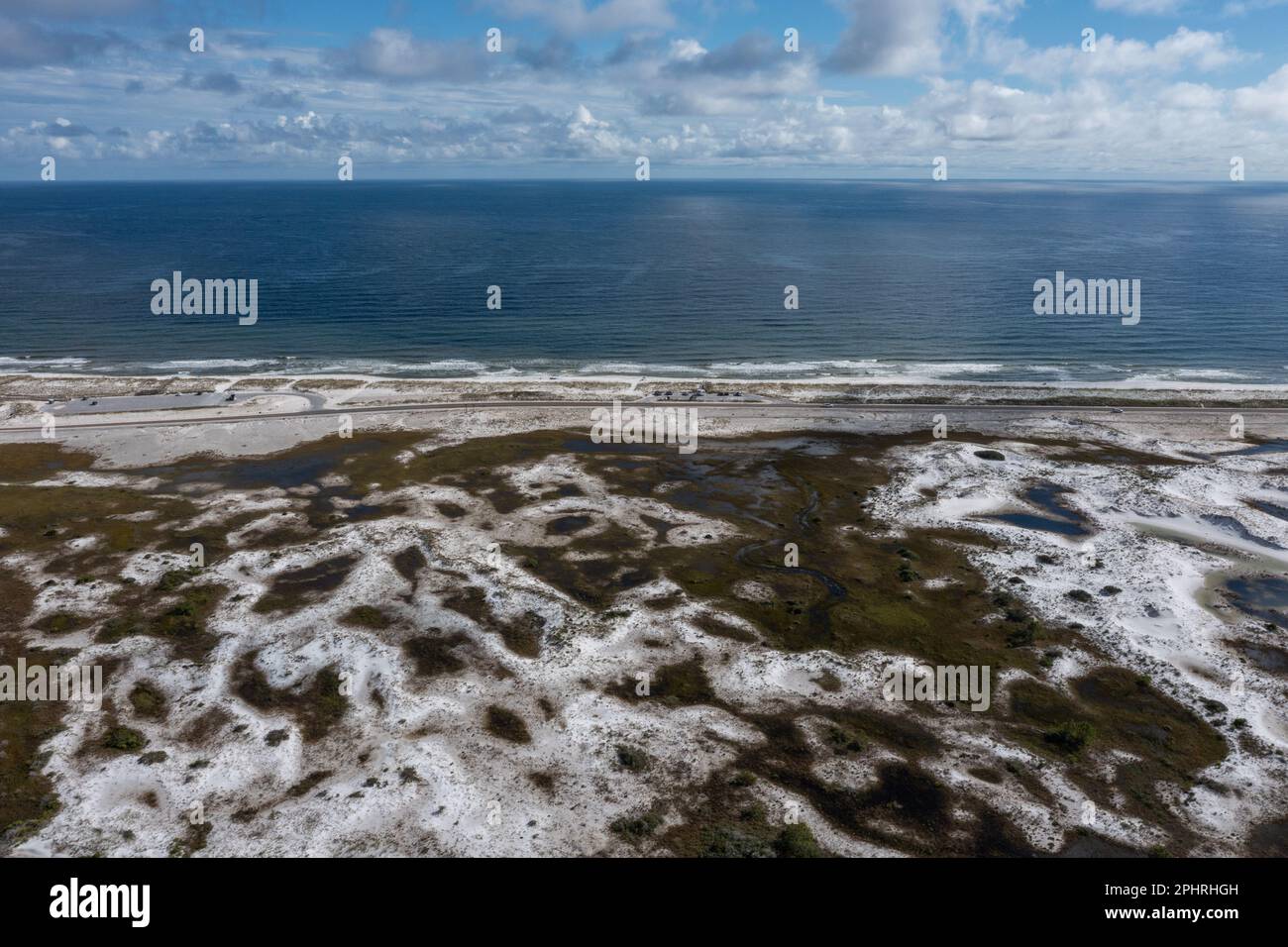 Une photo aérienne de la plage de sable blanc à Pensacola, Panhandle, Floride. Plage naturelle sauvage préservée, l'océan est calme, le ciel bleu est plein de nuages Banque D'Images