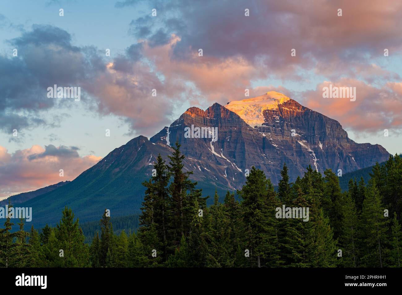 Mont Temple au coucher du soleil, parc national Jasper, Canada. Banque D'Images