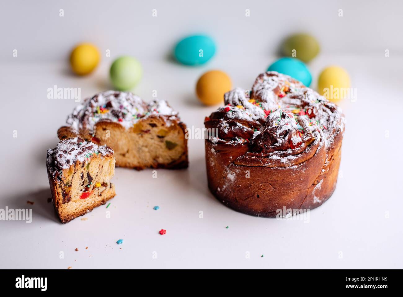 Kraffin de Pâques sur fond clair avec des œufs colorés et lumineux