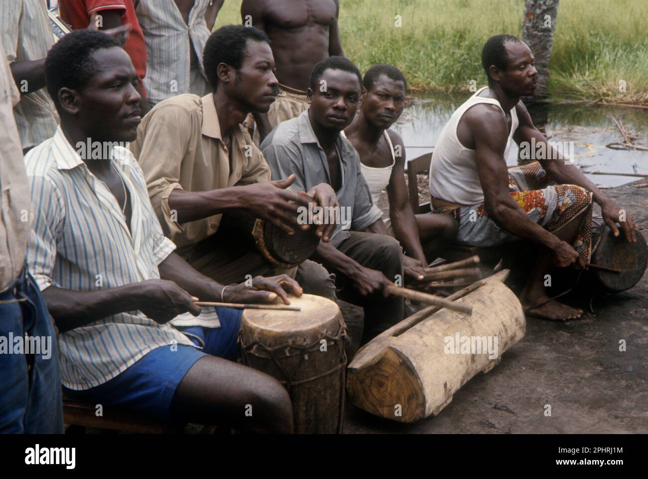 Afrique, République démocratique du Congo, région de la rivière Ngiri, tribu de Libinza. Hommes jouant à la batterie. Banque D'Images