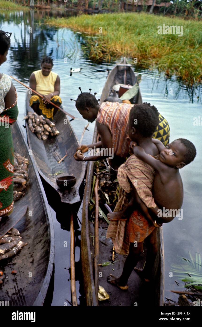 Afrique, groupe ethnique Libinza. Îles de la rivière Ngiri, République démocratique du Congo. Jour du marché : femmes de la tribu continentale vendant du manioc à Libinza islander Banque D'Images