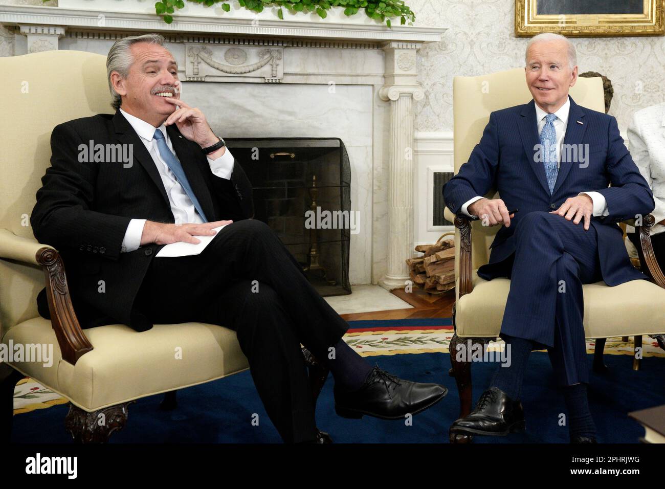 Washington, Vereinigte Staaten. 29th mars 2023. Le président des États-Unis Joe Biden rencontre le président argentin Alberto Fernández dans le bureau ovale de la Maison Blanche à Washington, DC sur 29 mars 2023. Credit: Yuri Gripas/Pool via CNP/dpa/Alay Live News Banque D'Images