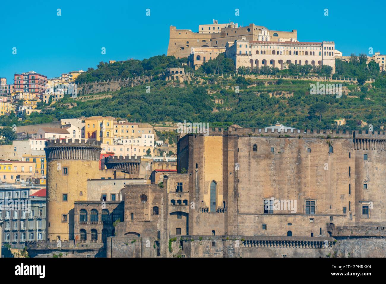 Castel Sant'Elmo et Castel Nuovo à Naples, Italie. Banque D'Images