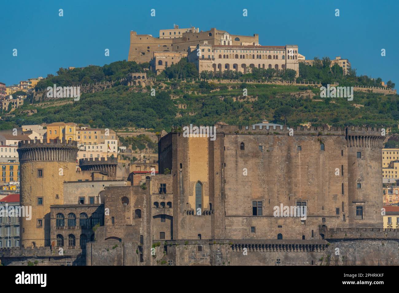 Castel Sant'Elmo et Castel Nuovo à Naples, Italie. Banque D'Images