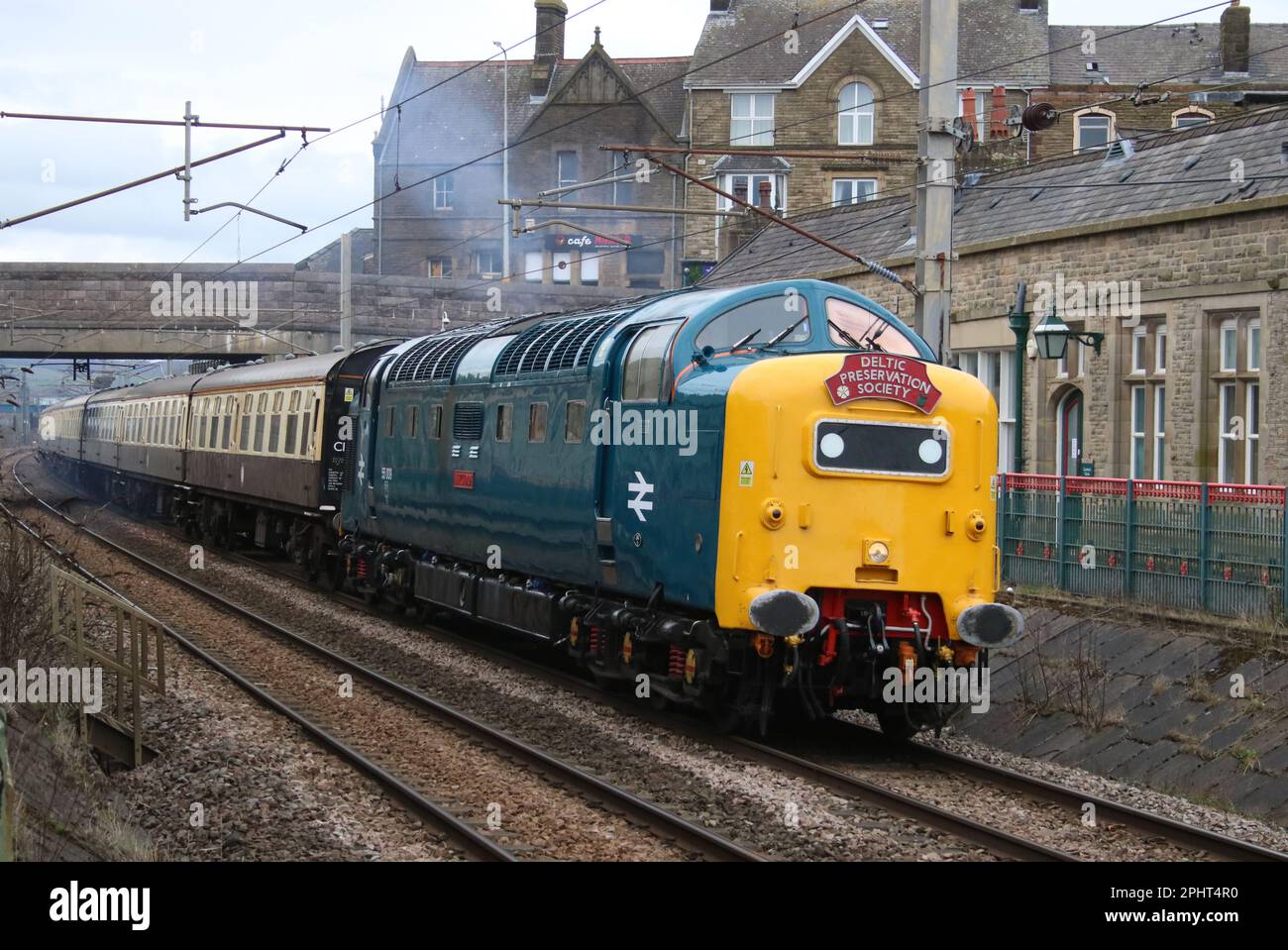 Deltic conserve diesel locomotive 55009 Alycidon arrivant à Carnforth sur la ligne de chemin de fer main de la côte ouest, le 29th mars 2023 à la fin d'un essai. Banque D'Images