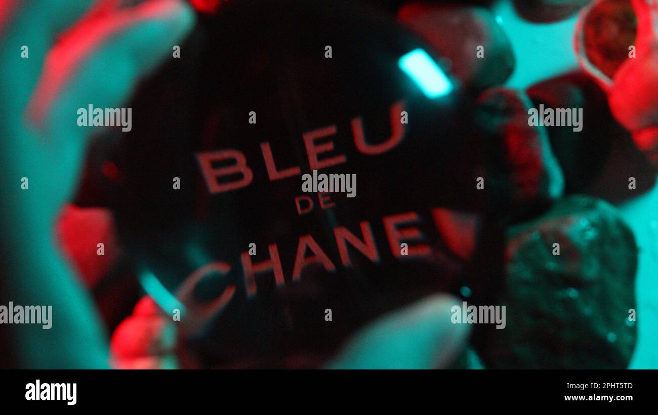 Photo publicitaire Blue de Chanel Banque D'Images