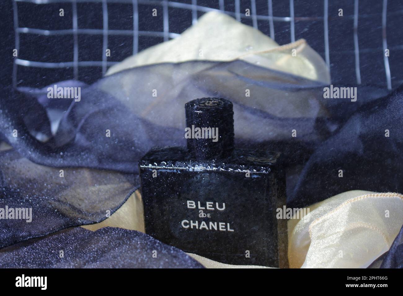 Photo publicitaire Blue de Chanel Banque D'Images