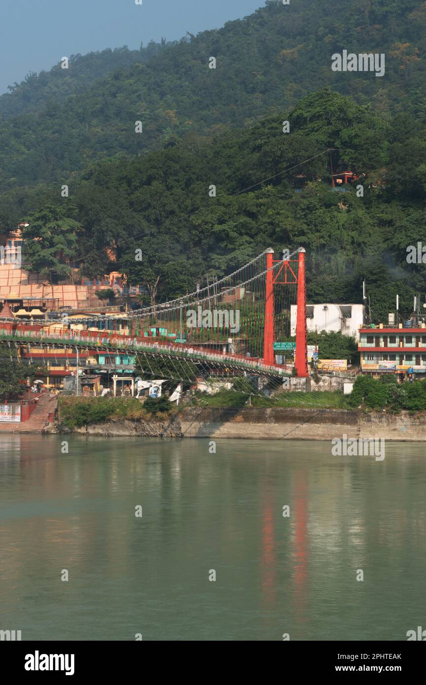 Vue verticale du pont de rishikesh RAM jhula avec les montagnes et le fleuve ganga Banque D'Images