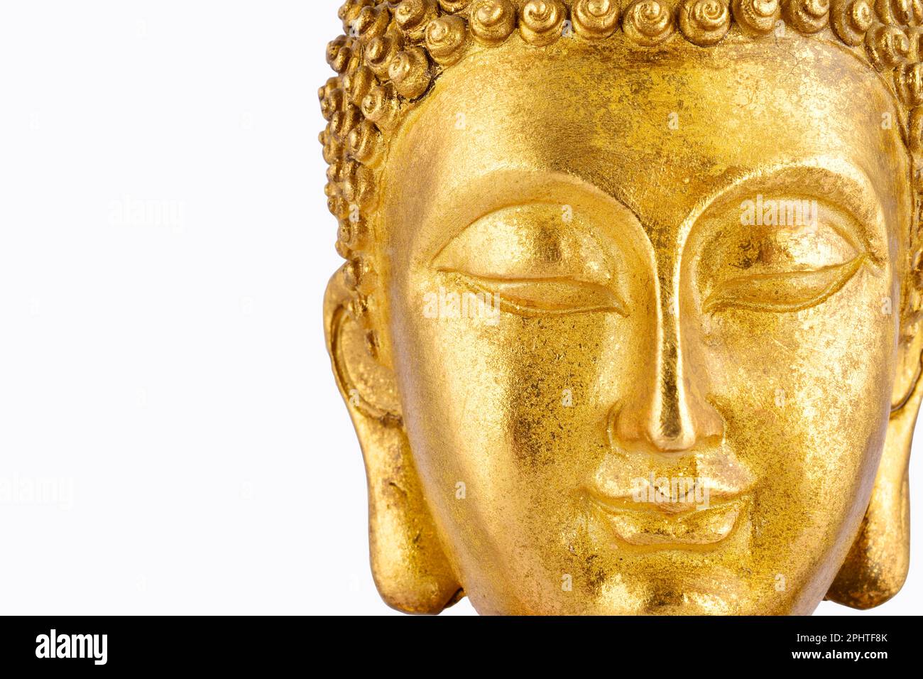 Gros plan de statue de bouddha d'or isolée sur fond blanc avec chemin de coupure Banque D'Images