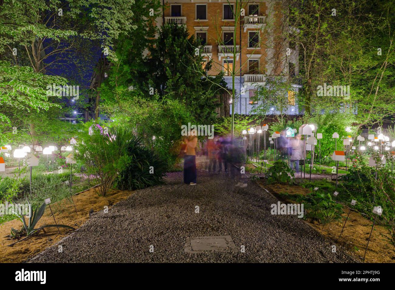 MILAN, ITALIE - avril 2018 : l'installation transforme le jardin botanique de Brera en une ville verte, au cours de la semaine de conception. Exposition House in motion. Banque D'Images