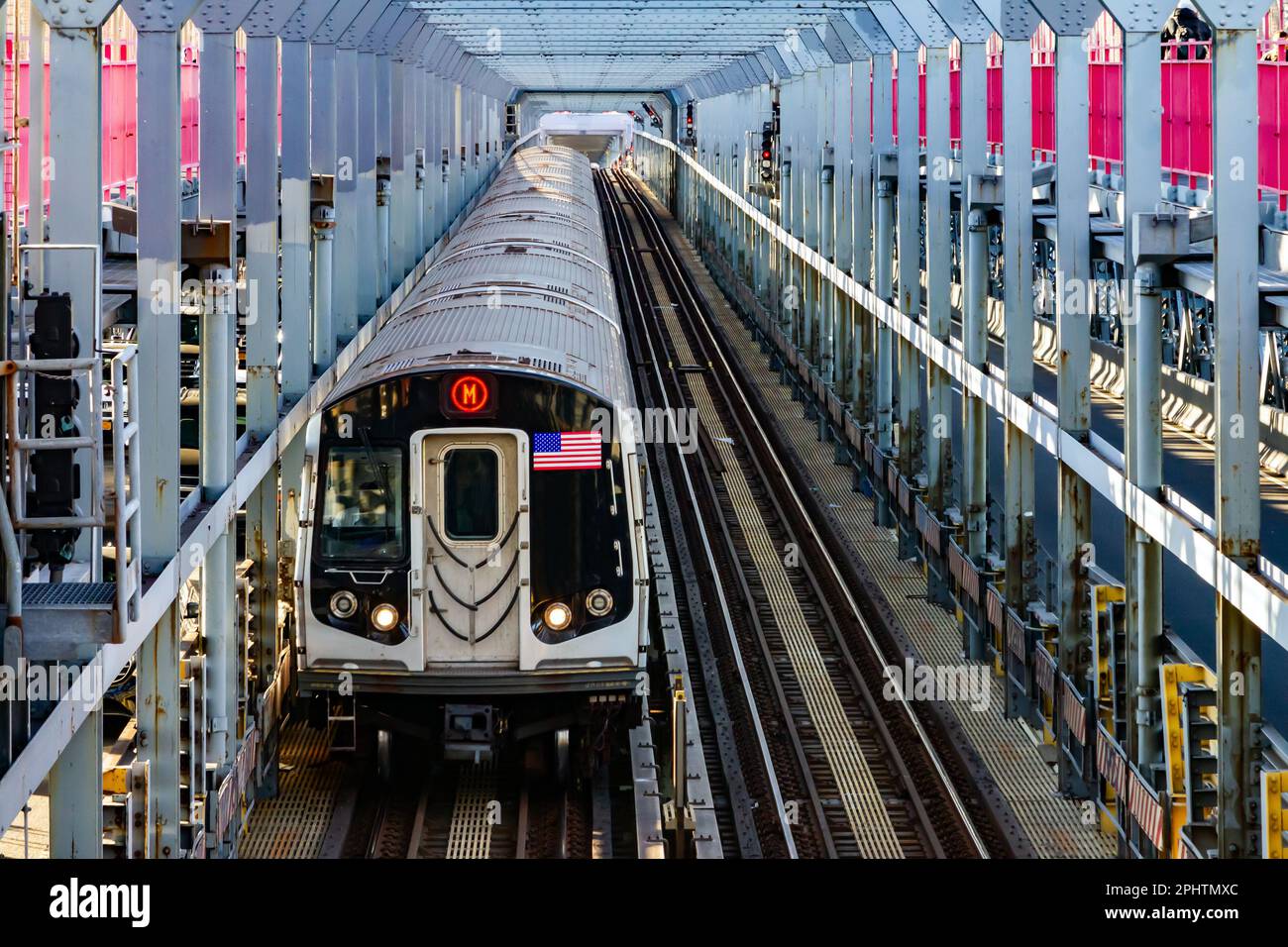 Métro en train traversant le pont de Williamsburg de Brooklyn à Manhattan à New York Banque D'Images
