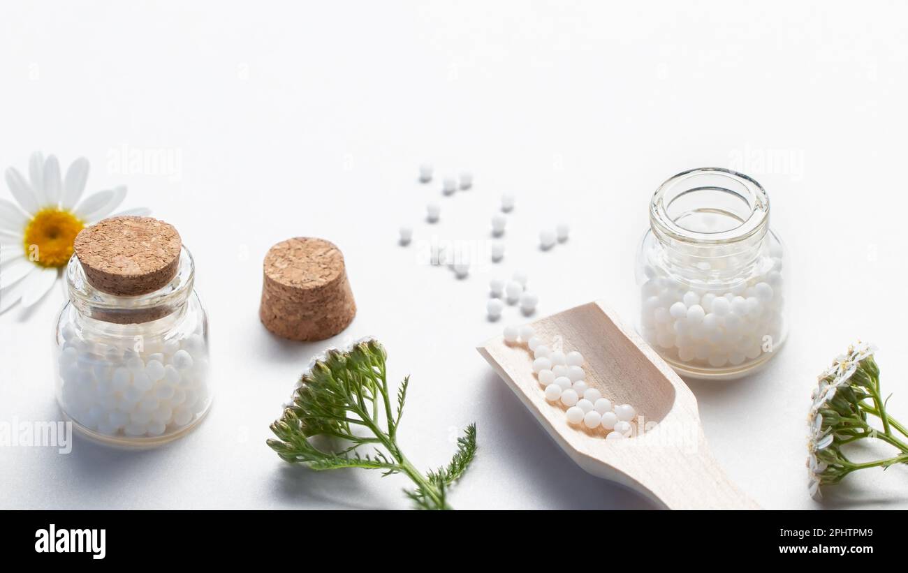 Médicaments homéopathiques et plantes médicinales sur fond clair, espace de copie. Banque D'Images
