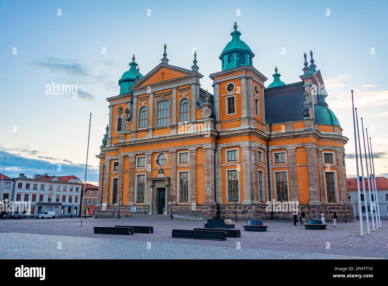 Vue sur la cathédrale de Kalmar au coucher du soleil en Suède. Banque D'Images