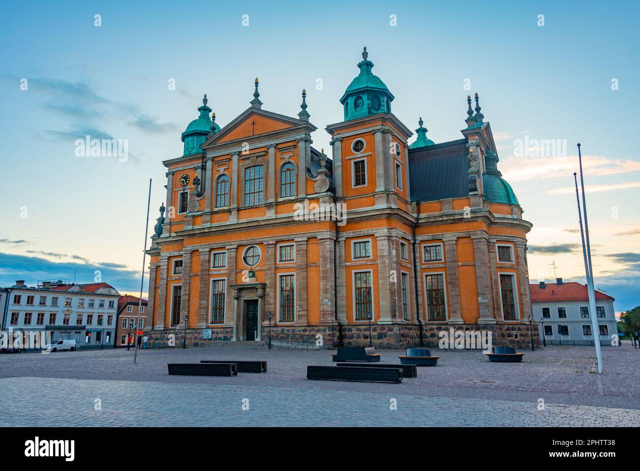 Vue sur la cathédrale de Kalmar au coucher du soleil en Suède. Banque D'Images