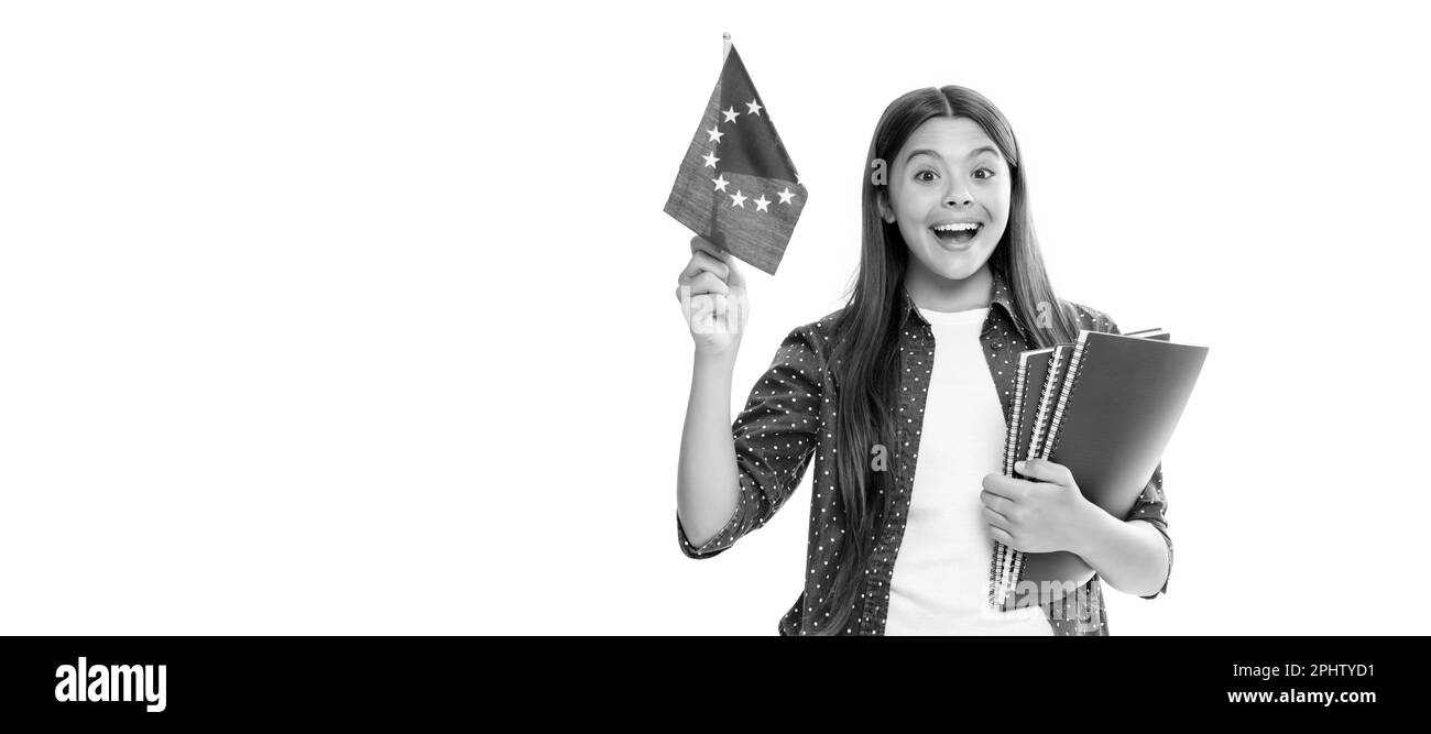 des enfants étonnés étudient à l'étranger. voyager et apprendre la langue étrangère. une jeune fille porte le drapeau de l'union européenne. Portrait de l'élève d'une écolière, en-tête de bannière de studio. Banque D'Images