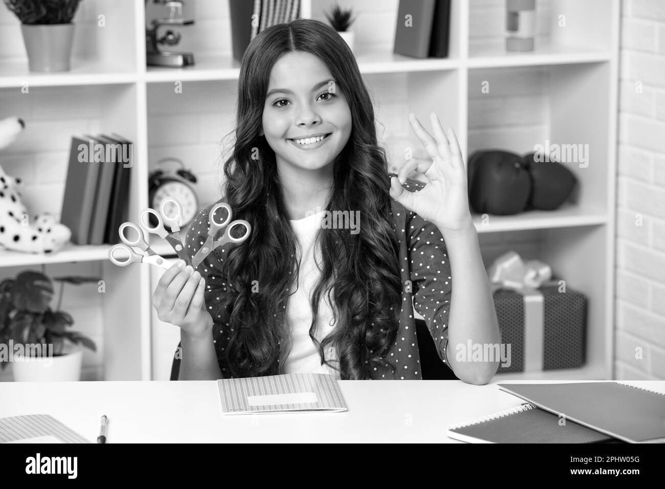 Fille d'école de l'adolescence avec des ciseaux. Idées de bricolage pour les enfants. Amour et art de l'enfant concept de passe-temps. Bonne écolière, émotions positives et souriantes. Banque D'Images