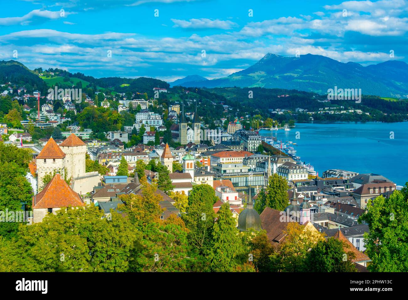 Front de mer du lac de Lucerne avec une église à Lucerne, Suisse. Banque D'Images