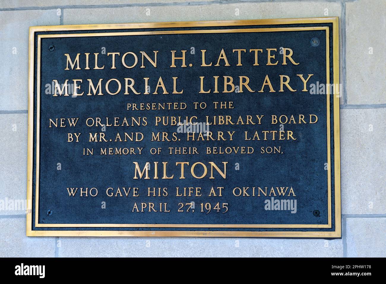 LA NOUVELLE-ORLÉANS, LA, États-Unis - 14 MARS 2023 : plaque commémorant Milton H. later à la bibliothèque portant son nom sur St. Avenue Charles Banque D'Images