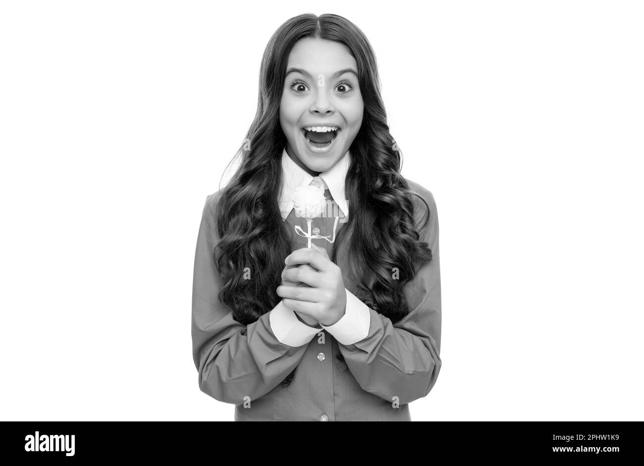 fille surprise isolée sur blanc. enfant au chocolat. enfant choqué avec les cheveux longs bouclés bâton de maintien doux. sucreries sur bâton. boutique de bonbons. enfance Banque D'Images