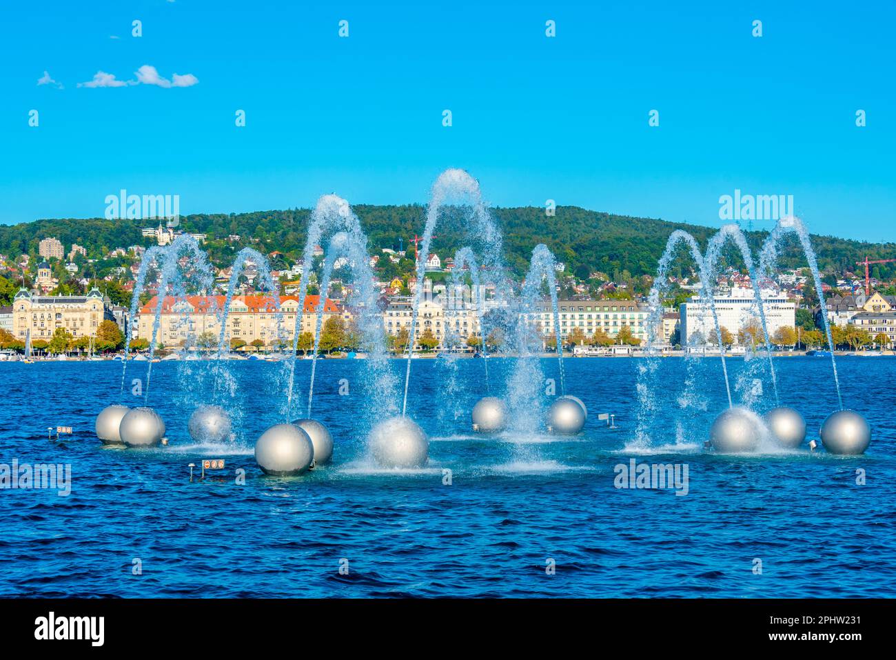 Panorama de la ville suisse de Zuerich derrière la fontaine de