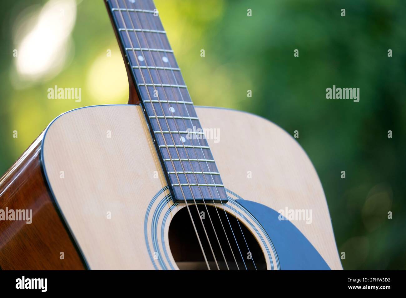 Guitare acoustique à l'extérieur sur fond de verdure. Concept de musique  calme Photo Stock - Alamy
