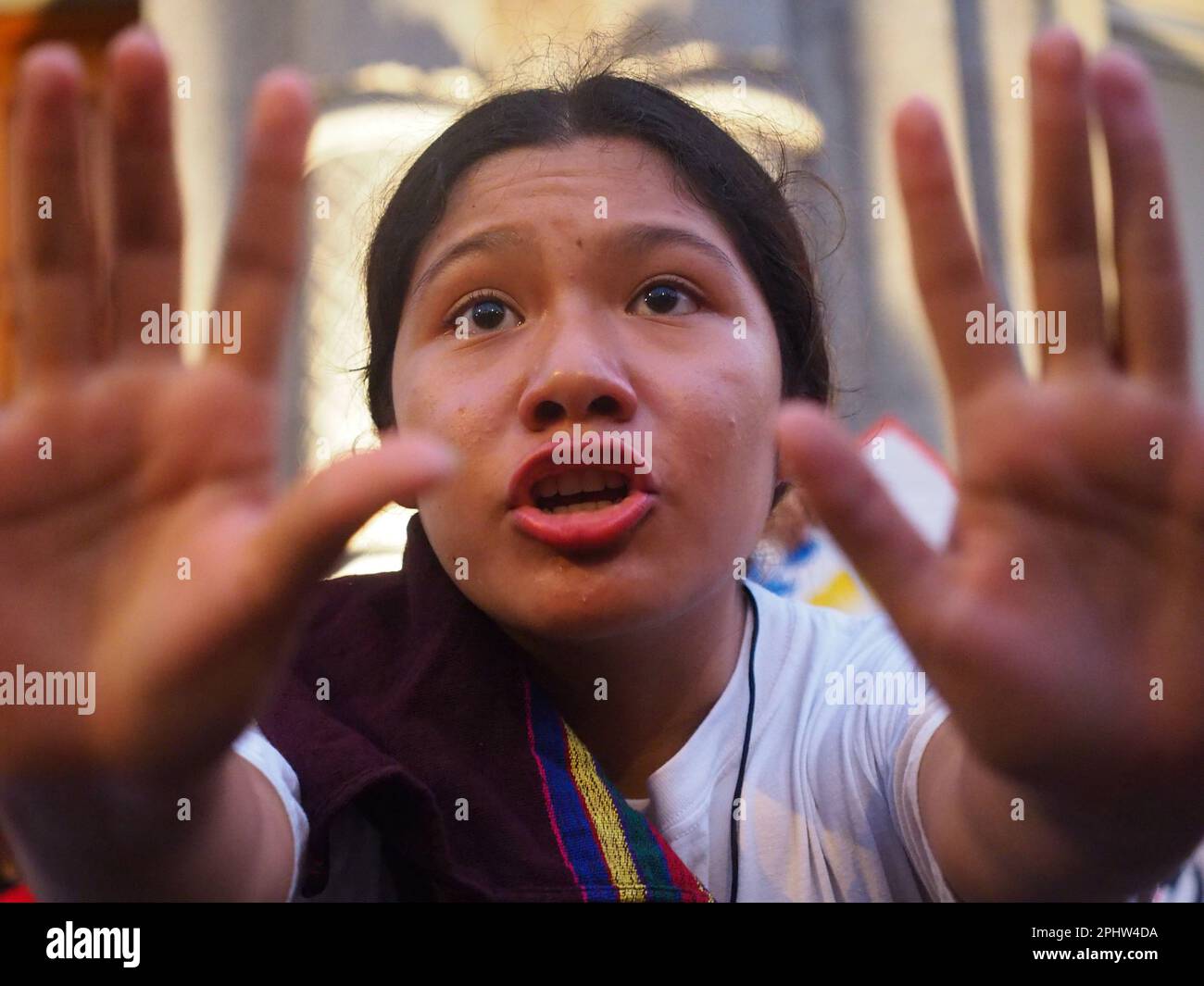 Pérou, 29/03/2023, une femme autochtone qui la met les mains devant elle lorsque des dizaines protestent devant la municipalité du district de Miraflores, à Lima, pour la récente fermeture du lieu de mémoire, Tolérance et inclusion sociale (LUM) quelques heures avant que le lieu ne soit utilisé par Amnesty International pour présenter son rapport annuel, qui décrit la situation des droits de l'homme au Pérou comme « acceptable ». Le lieu de la mémoire est un musée, géré par le Ministère de la Culture du Pérou, dédié à la mémoire des victimes du conflit interne péruvien des 1980s et 1990s. Banque D'Images