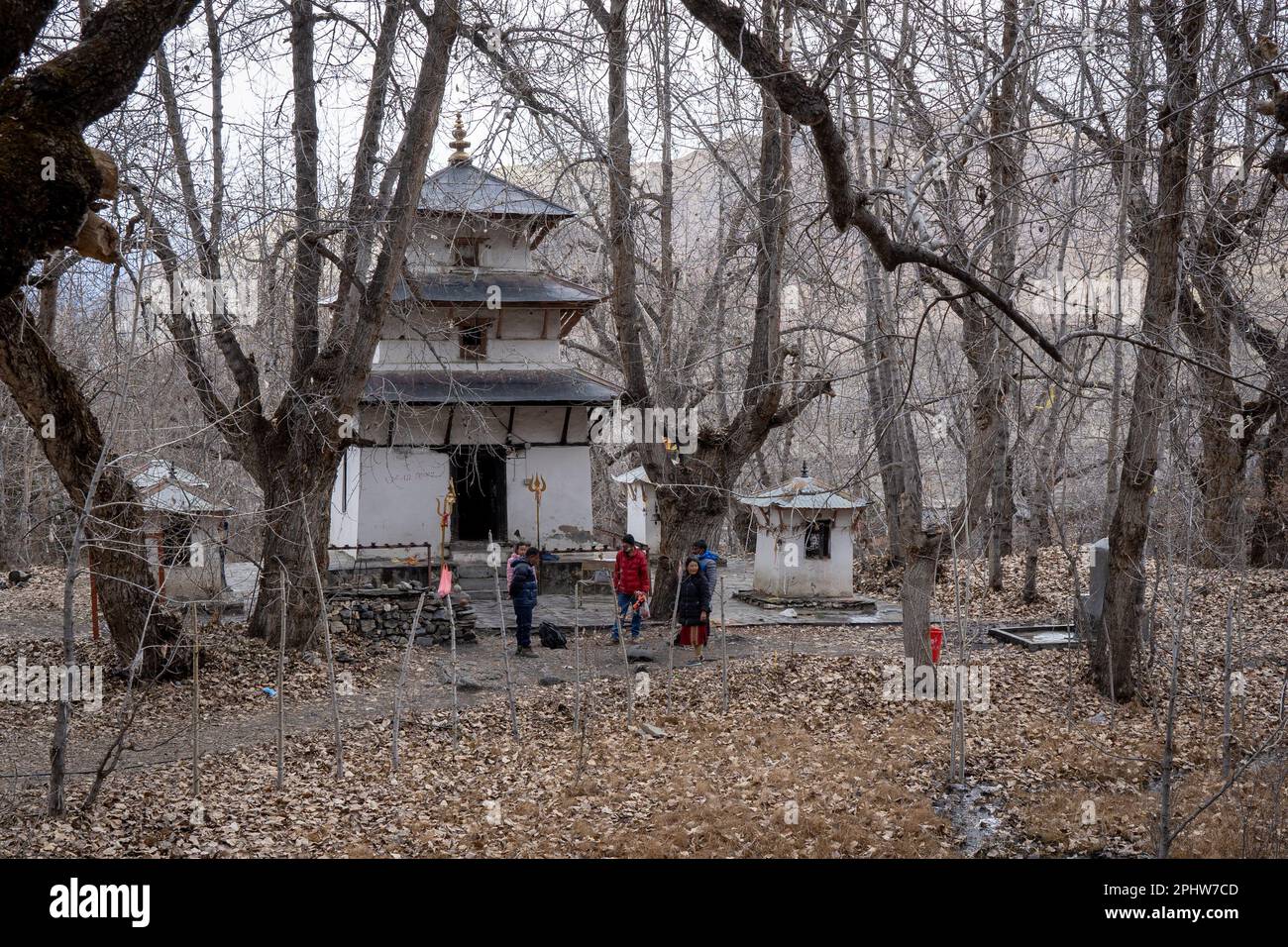 Muktinath, Népal - 20 novembre 2021 : pèlerins dans un temple entouré d'arbres dans la ville de Muktinath dans l'Himalaya. Banque D'Images