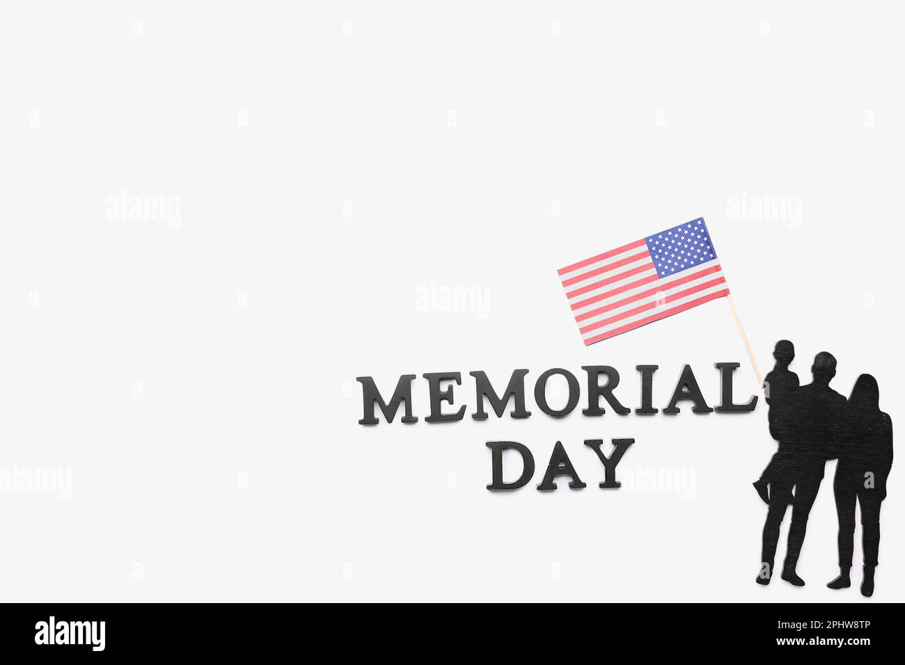 Texte MEMORIAL DAY avec figurine de famille et drapeau des États-Unis sur fond blanc Banque D'Images