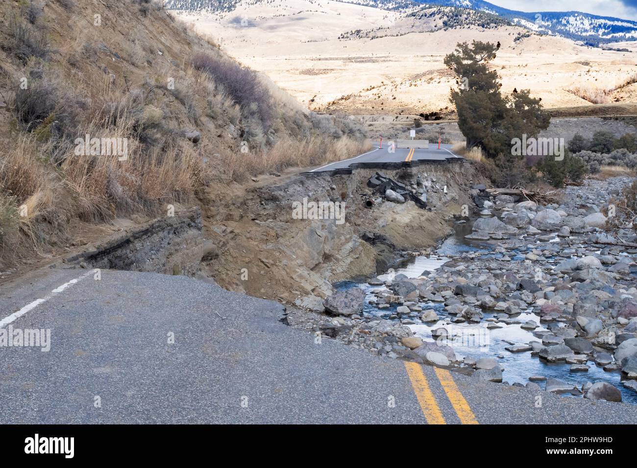 Parc national de Yellowstone ; dégâts de la route à l'entrée nord ; inondations record à la fin de 2022 ; Banque D'Images