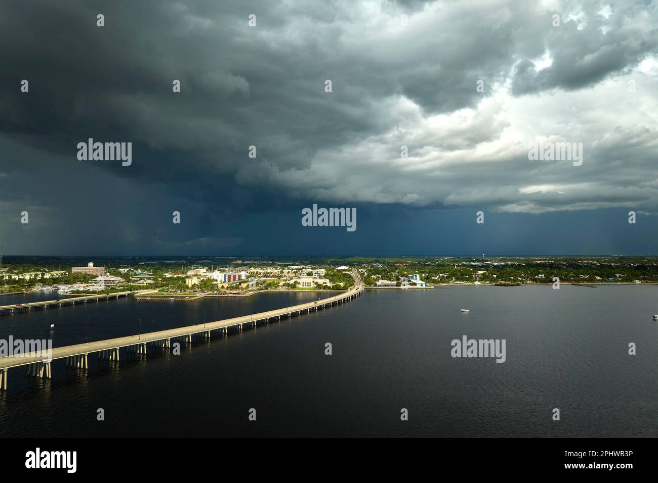 Orage violent approchant le pont routier reliant Punta Gorda et Port Charlotte au-dessus de la rivière de la paix. Mauvaises conditions météorologiques pour la conduite en cours de route Banque D'Images