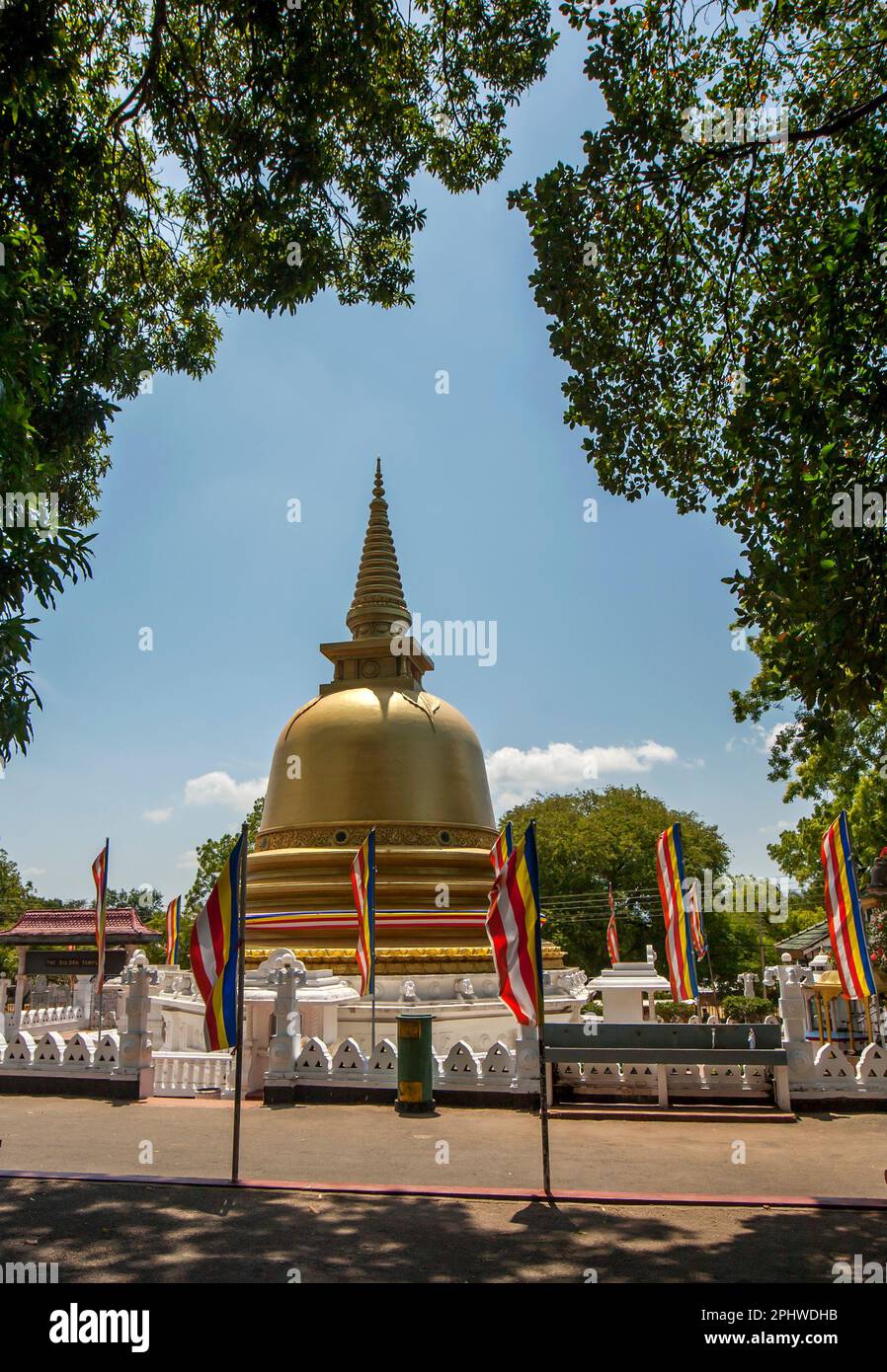 Le beau stupa doré adjacent au Temple d'Or à Dambulla dans le centre du Sri Lanka. Le Temple d'Or a été construit en 2000. Banque D'Images