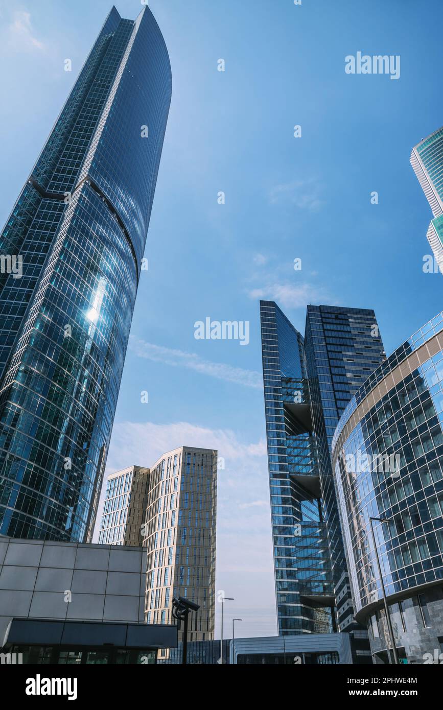 Gratte-ciels dans le quartier des affaires de Moscou sur fond bleu ciel. Moscou. Russie Banque D'Images Gratte-ciels dans le quartier des affaires de Moscou sur fond bleu ciel. Moscou. Russie Banque D'Images