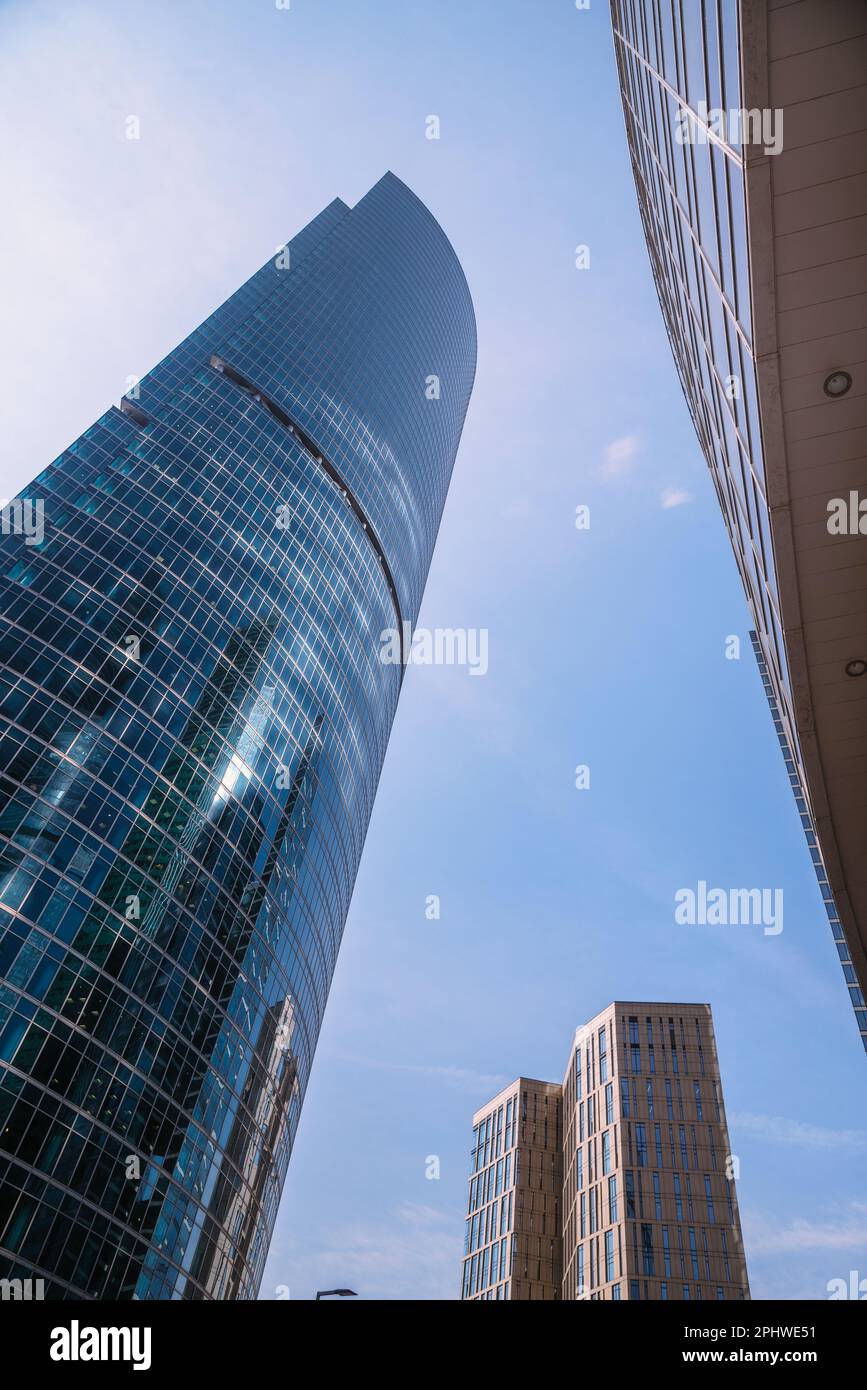 Vue vers le haut des gratte-ciels modernes dans le centre d'affaires de la ville de Moscou sur fond bleu ciel. Moscou. Russie Banque D'Images Vue vers le haut des gratte-ciels modernes dans le centre d'affaires de la ville de Moscou sur fond bleu ciel. Moscou. Russie Banque D'Images