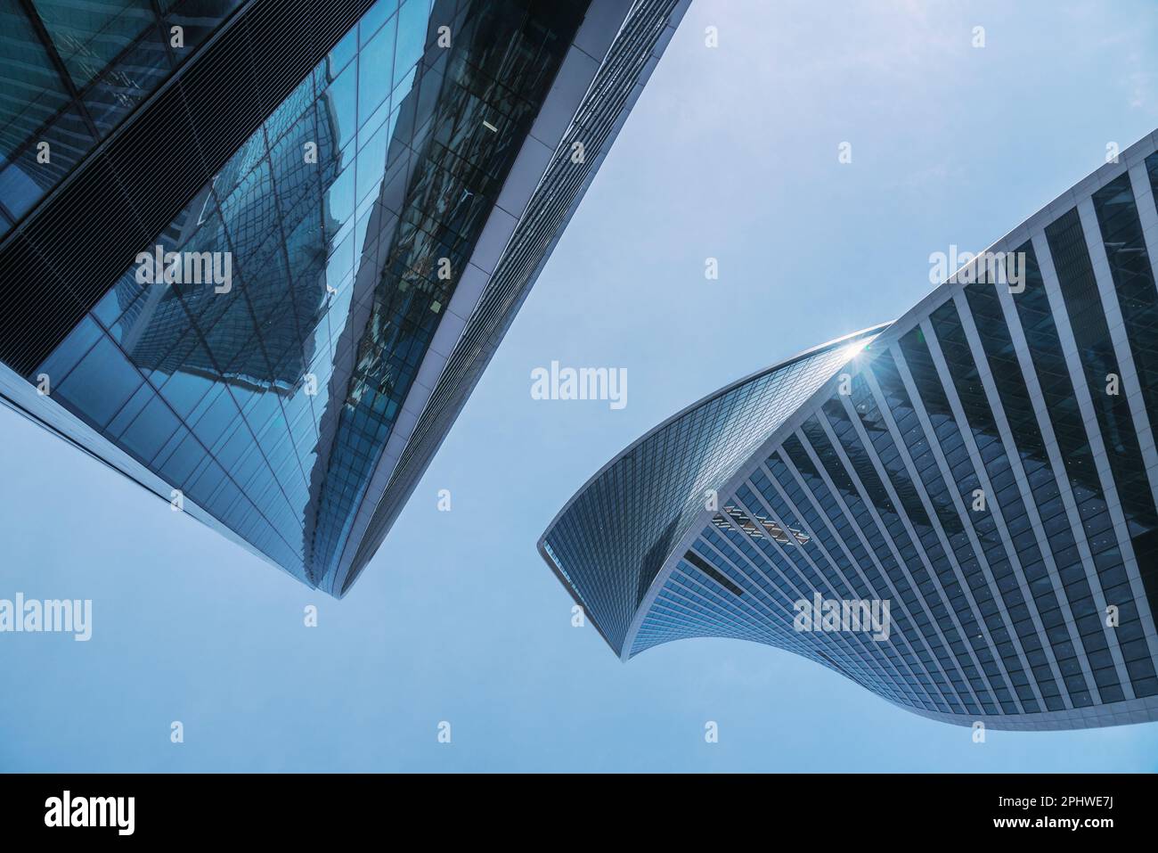 Gratte-ciels dans le quartier des affaires de Moscou. Vue de bas en haut des tours sur fond bleu ciel. Moscou. Russie Banque D'Images Gratte-ciels dans le quartier des affaires de Moscou. Vue de bas en haut des tours sur fond bleu ciel. Moscou. Russie Banque D'Images