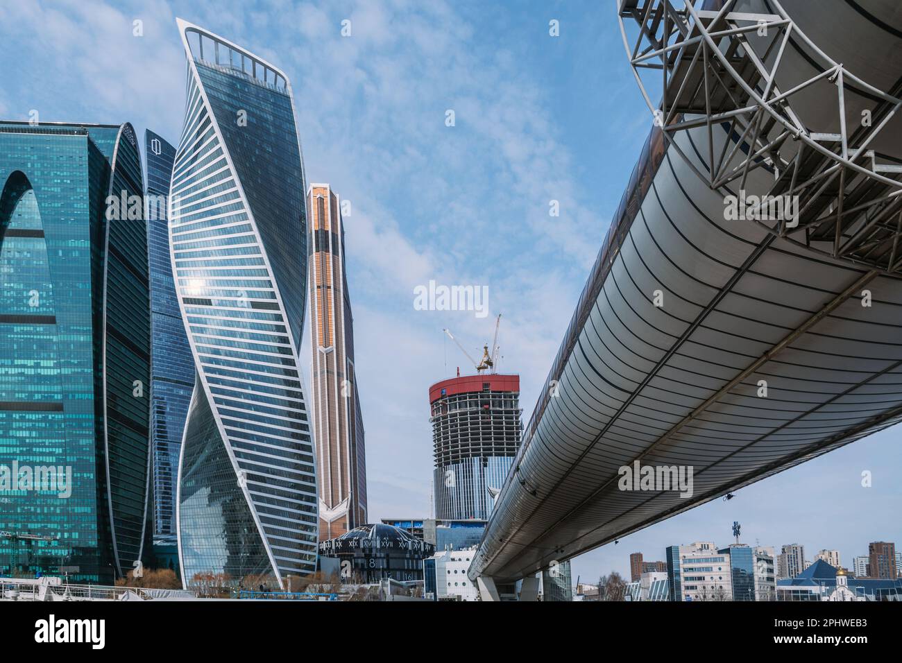 Pont piétonnier en toile de fond sur la rivière de Moscou avec gratte-ciels de Moscou. Russie Banque D'Images Pont piétonnier en toile de fond sur la rivière de Moscou avec gratte-ciels de Moscou. Russie Banque D'Images