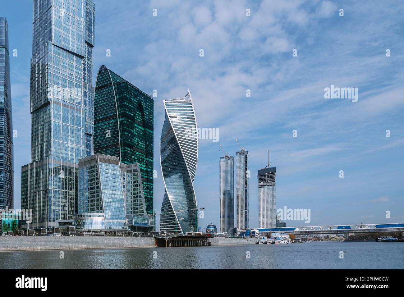 Vue sur les gratte-ciels du quartier de Moscou et le pont piétonnier de l'autre côté de la rivière, le jour ensoleillé du printemps. Moscou. Russie Banque D'Images Vue sur les gratte-ciels du quartier de Moscou et le pont piétonnier de l'autre côté de la rivière, le jour ensoleillé du printemps. Moscou. Russie Banque D'Images