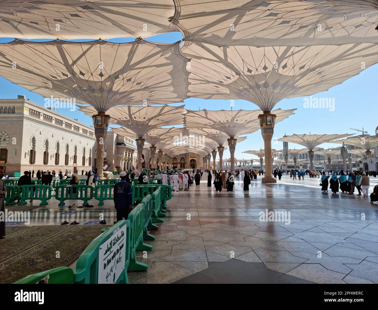 Madinah, Arabie Saoudite - 25 février 2023 : pèlerins musulmans visitant la magnifique mosquée an-Nabawi, la mosquée du Prophète qui a une grande architecture du Banque D'Images