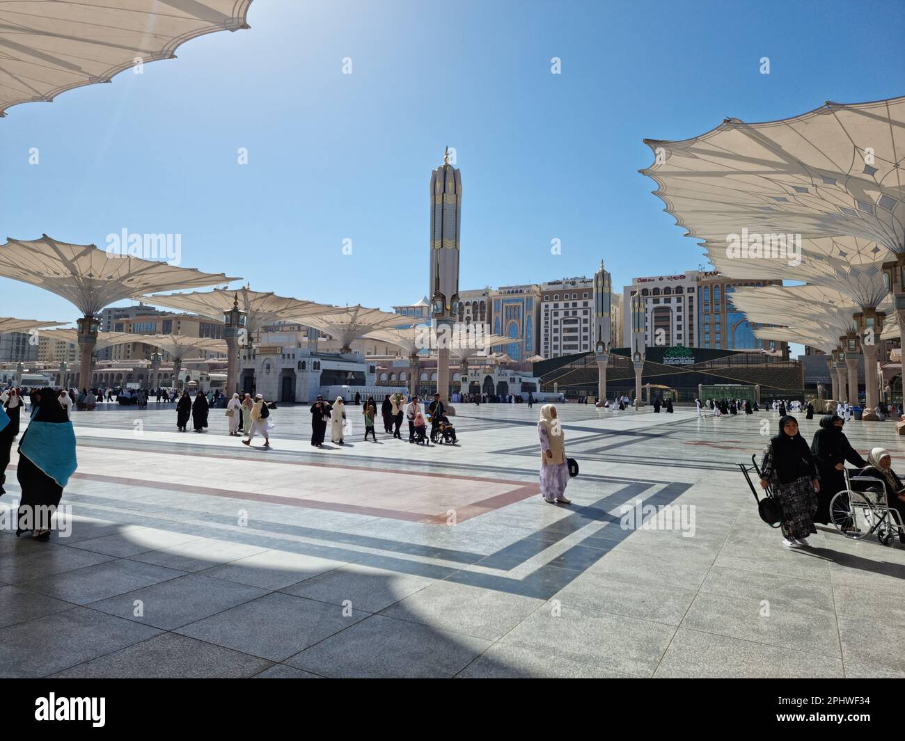 Madinah, Arabie Saoudite - 25 février 2023 : pèlerins musulmans visitant la magnifique mosquée an-Nabawi, la mosquée du Prophète qui a une grande architecture du Banque D'Images