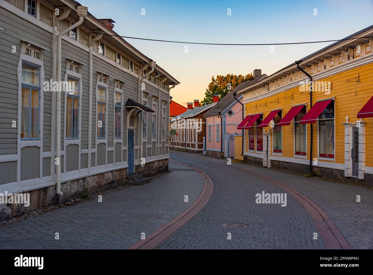 Vue sur les bâtiments en bois au coucher du soleil dans le quartier Vanha Rauma de Rauma en Finlande. Banque D'Images